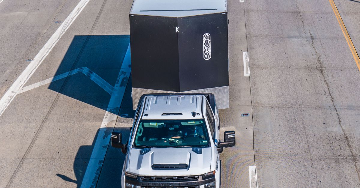 Pickup con trailer enganchado circulando por una ruta abierta